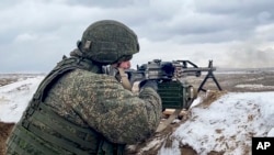 Nan foto sa a ke Sevis Lapres Ministe Defans Ris la pibliye yon solda tire pandan yon egzesis milite ak Belrisi, 2 Fevriye 2022. 