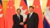 លោកនាយករដ្ឋមន្ត្រី ហ៊ុន សែន ចាប់ដៃ​ជាមួយ​លោក​ប្រធានាធិបតីចិន ស៊ី ជីនពីង មុន​កិច្ចប្រជុំនៅវិមានរដ្ឋាភិបាលចិនប្រចាំទីក្រុង​ប៉េកាំង ប្រទេស​ចិន ថ្ងៃទី២៩ ខែមេសា ឆ្នាំ២០១៩។ 