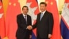 រូបឯកសារ៖ លោកនាយករដ្ឋមន្ត្រី ហ៊ុន សែន (ឆ្វេង) ចាប់ដៃ​ជាមួយ​លោក​ប្រធានាធិបតីចិន ស៊ី ជីនពីង នៅ​មុន​កិច្ចប្រជុំនៅវិមានរដ្ឋាភិបាលចិនប្រចាំទីក្រុង​ប៉េកាំង ប្រទេស​ចិន ថ្ងៃទី២៩ ខែមេសា ឆ្នាំ២០១៩។ (Reuters)