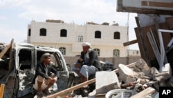 以沙特阿拉伯为主的空袭在萨那造成一些瓦砾（2016年1月6日）