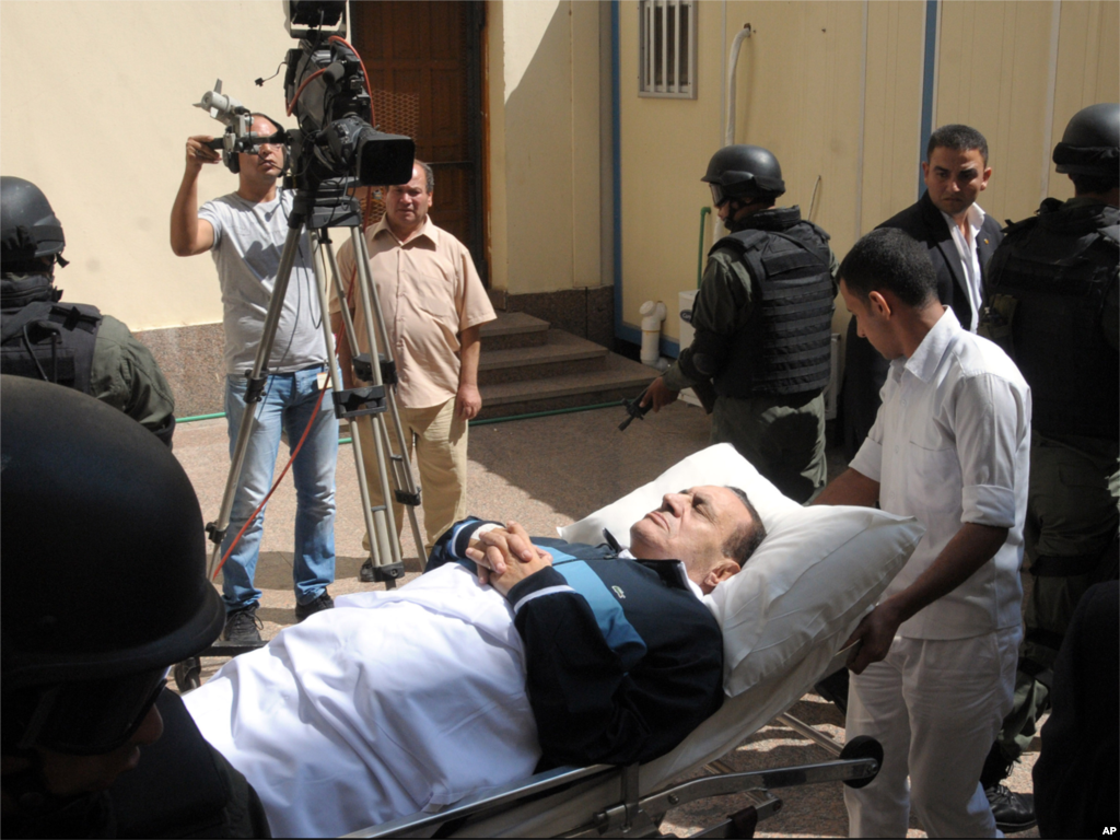 Dalam foto dokumentasi dari tanggal 7 September 2011 ini, terlihat mantan Presiden Mesir Hosni Mubarak yang terbaring di tempat tidur sedang didorong ke ruang sidang pengadilan di Kairo.
