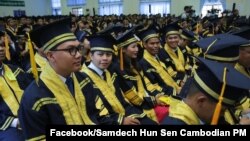 រូប​​ឯកសារ៖ និស្សិត​កម្ពុជា​នៃ​សាកលវិទ្យាល័យ​​មួយ​ចូល​រួម​នៅ​​ក្នុង​ពិធី​​ប្រគល់​សញ្ញាបត្រ​ដោយ​លោក​នាយករដ្ឋមន្ត្រី ហ៊ុន សែន កាល​​ពី​​ឆ្នាំ​២០១៩។ (ហ្វេសប៊ុក​លោក​នាយករដ្ឋមន្ត្រី​ហ៊ុន សែន)