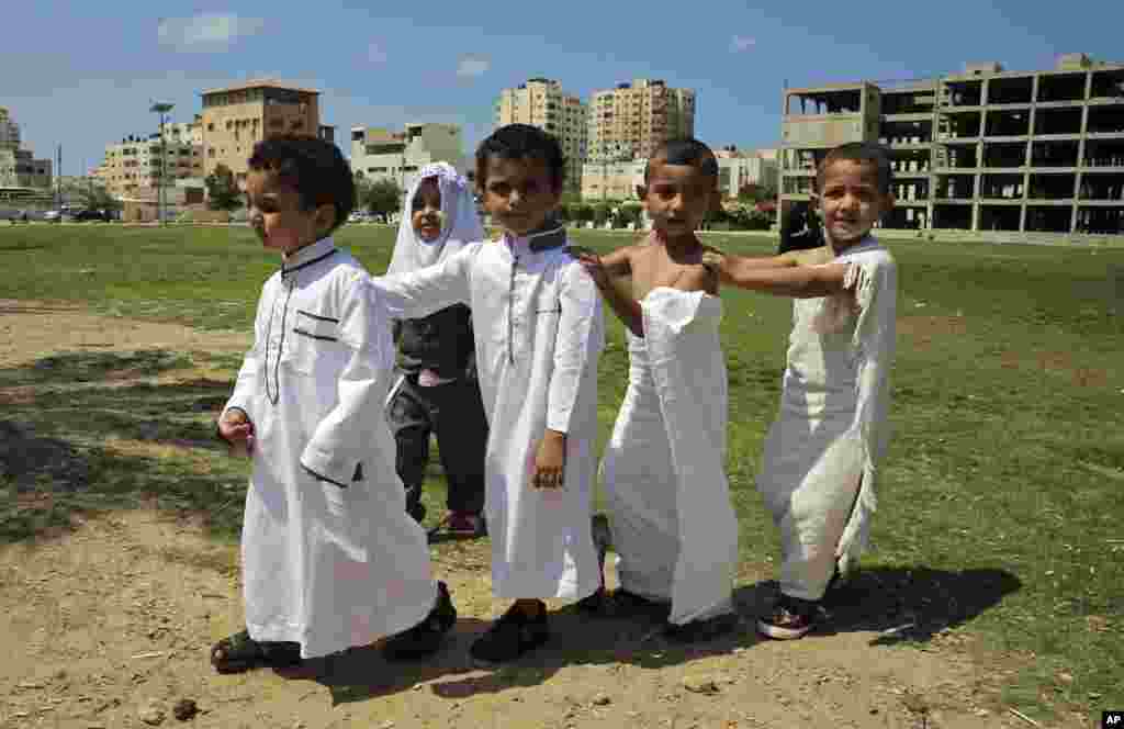 សិស្សសាលា​ប៉ាឡេស្ទីន​ ក្នុង​សំលៀកបំពាក់​ជា​ជនធម្មយាត្រា​មូស្លីម​ ដើរ​រួមគ្នា​នៅ​ទីលានធំ​មួយ​ក្នុង​ក្រុង​ Gaza City អំឡុងពេល​រៀនមេរៀន​អំពី​ធម្មយាត្រា Hajj ទៅ​កាន់​ក្រុង​ Mecca ប្រទេស​អារ៉ាប៊ី សាអូឌីត។&nbsp;