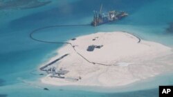 남중국해 스프래틀리 군도의 암초 주변에 중국이 인공섬을 건설하고 있다. 지난해 2월 촬영한 사진이다.