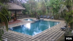 Kolam renang di Bali adalah salah satu sumber eksploitasi air yang menyebabkan krisis air tanah. (Foto: VOA/Muliarta)
