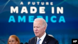 조 바이든 미국 대통령이 8일 백악관에서 테네시주에 호주 전기자동차 충전 업체 '트리듐'의 공장을 짓기로 했다고 발표했다.