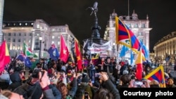 约三百名示威者在2月3日星期四晚上在伦敦市内的皮加地利广场（Piccadilly Circus）举行抗议.(摄影：May James) 