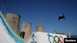 谷爱凌2022年2月8日在自由式滑雪大跳台比赛中夺冠（路透社）