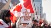Seorang pendemo memegang poster yang bertuliskan, "Saya ingin kebebasan saya kembali," dalam aksi protes menentang mandat vaksin dan pembatasan terkait COVID-19 di Toronto, Kanada, pada 5 Februari 2022. (Foto: AFP/Geoff Robins) 