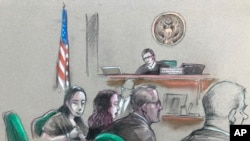 中国女子张玉婧(左)在佛罗里达州西棕榈滩聆听联邦法官威廉·马修曼(William Matthewman)的听证会。（2019年4月8日）