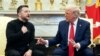 Tổng thống Hoa Kỳ Donald Trump (phải) và Tổng thống Ukraine Volodymyr Zelenskyy gặp nhau tại Phòng Bầu dục, Tòa Bạch Ốc, ngày 28/2/2025.