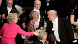 도널드 트럼프(오른쪽) 공화당 대통령 후보와 힐러리 클린턴 민주당 후보가 20일 뉴욕 월도프 아스토리아 호텔에서 열린 ‘알프레드 스미스 메모리얼' 재단 만찬 행사에서 악수하고 있다.