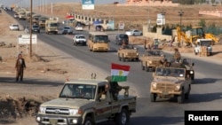 Konvoi para pejuang Peshmerga Kurdi dari Irak saat bergerak menuju Kobani (28/10).