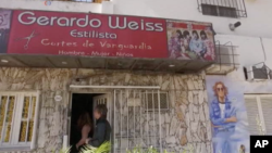 جراردو وایس در آرایشگاه اش تنها مدل موهای اعضای گروه «بیتل ها» را می زند.