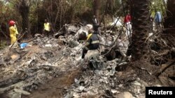 Rescuers on site of plane crash carrying Guinea's military chief, General Kelefa Diallo, and other senior military officials, Charlesville, southeast of Monrovia, Liberia, Feb. 11, 2013.