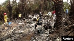 Rescuers on site of plane crash carrying Guinea's military chief, General Kelefa Diallo, and other senior military officials, Charlesville, southeast of Monrovia, Liberia, Feb. 11, 2013.