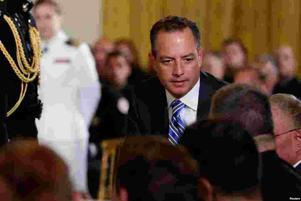 Reince Priebus a démissionné de son poste de chef de cabinet de la Maison-Blanche six mois après son querelle avec Scaramucci.Trump a annoncé dans un tweet le 28 juillet que Kelly, le secrétaire de la sécurité intérieure à l&#39;époque, prendrait le relais. Reince Priebus a démissionné moins d&#39;une semaine après Sean Spicer, l&#39;ancien secrétaire de presse, qui était considéré comme un allié de Priebus à la Maison Blanche. Sur cette photographie, Reince Priebus s&#39;assoie à la cérémonie qui remercie les forces de l&#39;ordre après une attaque qui a visé un membre du Congrès, à la Maison Blanche, Washington, le 27 juillet 2017.