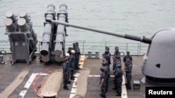 2013年11月12日，美国导弹巡洋舰安提顿号在香港前往菲律宾救灾之前海军官兵在甲板上集合的照片。