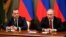 俄罗斯总统普京和总理德米特里·梅德韦杰夫（左）与俄政府成员在莫斯科举行会议。（2020年1月15日）