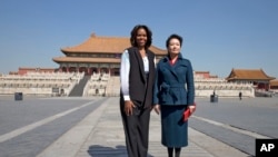 Iranian worshipers recite verses of the Quran, Islam&#39;s holy book, during the Muslim holy fasting month of Ramadan at the shrine of Saint Mohammad Helal Ibn Ali in the city of Aran and Bidgol, some 140 miles (225 kilometers) south of the capital Tehran.