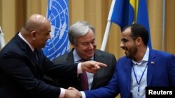 예멘 평화협상이 열린 스웨덴 림보의 요하네스버그 성에서 칼레드 알 야마니(왼쪽) 예멘 외무장관과 모하메드 압델살람(오른쪽) 반군 대표 협상가가 안토니우 구테흐스(가운데) 유엔 사무총장이 지켜보는 가운데 악수하고 있다. 