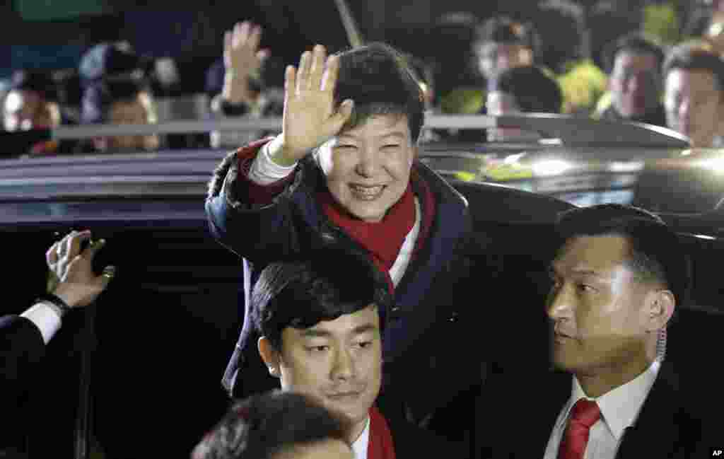 2012年12月19日韩国执政党新国家党候选人朴槿惠对支持者挥手致意