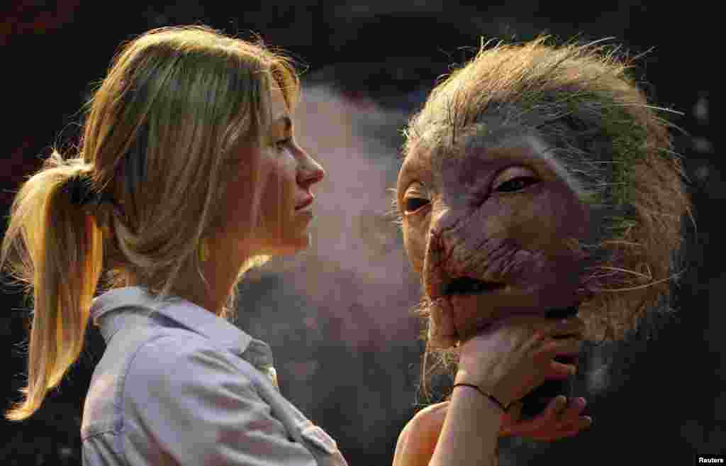 បុគ្គលិក​ម្នាក់​នៃ​ផលិតកម្ម Makinarium ដែល​មាន​ជំនាញ​ផ្នែក​រូបតុក្កតា​ បង្ហាញ​ពី​ស្រោម​មុខ​មួយ​សម្រាប់​ភាពយន្ត​រន្ធត់​នៅ​ឯ​បញ្ជរ​មូយ​នៅ​ខាង​ក្នុង​វិមាន Festival Palace អំឡុងពេល​ពិធី​បុណ្យ​មហោស្រព​ភាពយន្ត Canne Film Festival លើក​ទី​៦៩ ក្នុង​ក្រុង Canne ប្រទេស​បារាំង កាល​ពី​ថ្ងៃ​ទី១៤ ខែ​ឧសភា ឆ្នាំ​២០១៦។&nbsp;