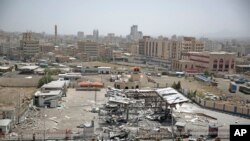 یکی از تانک های تیل پطرول در صنعا، پاتیخت یمن، که روز شنبه هدف حملات هوایی ائتلاف به رهبری عربستان سعودی قرار گرفت