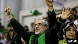 میرحسین موسوی، مهدی کروبی و زهرا رهنورد از رهبران اعتراض مردمی پس از انتخابات ریاست جمهوری ۱۳۸۸ در حصر خانگی و بازداشت هستند.