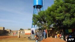 Les habitants prennent l'eau du puits près de Gao, Mali, le 4 novembre 2017.