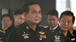 Jenderal Angkatan Darat Thailand, Prayuth Chan-ocha (kiri) mengumumkan rencana pembentukan pemerintahan interim di Klub Tentara Kerajaan Thailand di Bangkok (13/6).