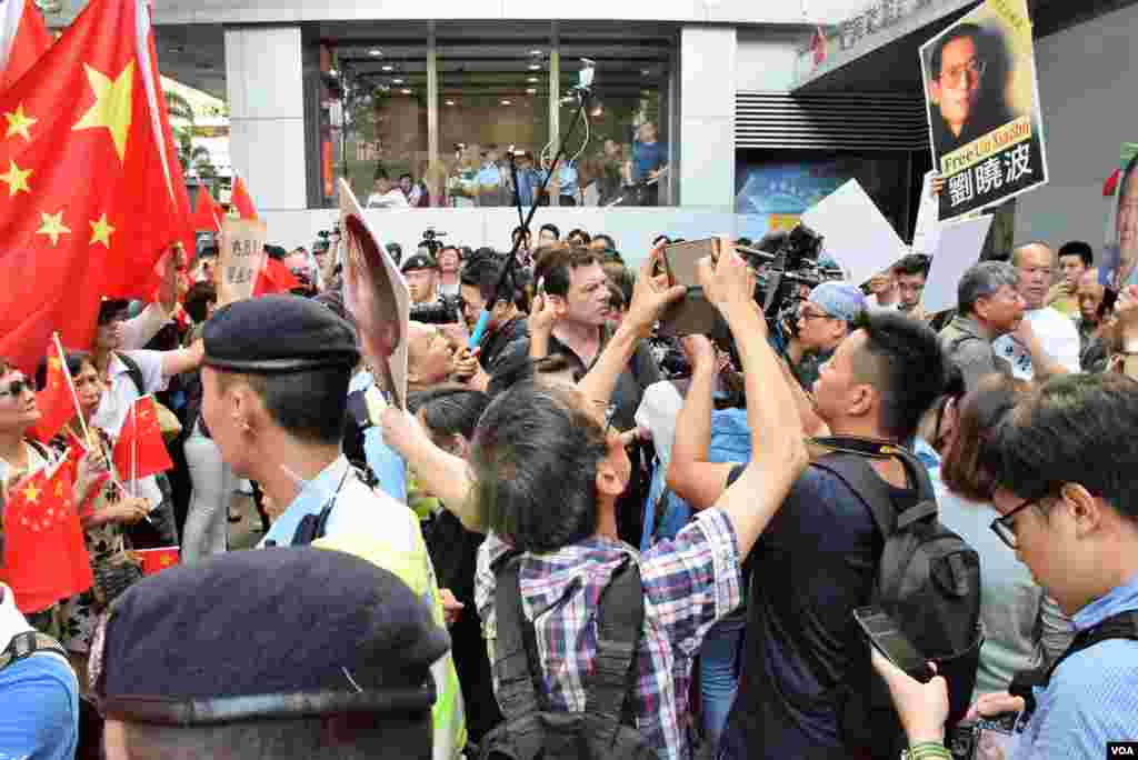 香港支联会游行要求北京释放刘晓波，有亲北京人士到场指骂，由警员分隔两批示威者。（2017年6月29日，美国之音汤惠芸拍摄）