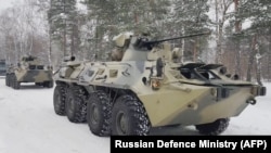 俄罗斯国防部发布的照片显示在莫斯科郊外机场上等待运往哈萨克斯坦的俄军车。（2022年1月6日）