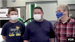 Mark Spencer (tengah) dan puteranya rela menyetir selama 3 jam untuk menghadiri pameran Washington Auto Show 2022 ini (dok: VOA)