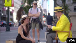 Penulis novel 60 detik Dan Hurley saat berbicara dengan pejalan kaki di kota New York (dok: VOA)
