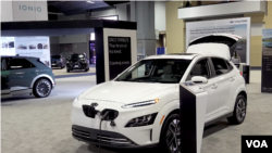Pameran mobil Washington Auto Show 2022 mengedepankan mobil-mobil listrik yang kini semakin diminati (dok: VOA)