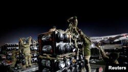 2022年2月10日,乌克兰军人在首都基辅外的鲍里斯波尔国际机场卸下飞机运送来的标枪反坦克导弹. 