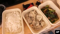 美联社记者约翰.莱切斯特（John Leicester ）在被检测出新冠病毒感染阳性被隔离后星期二获得一份丰盛的特殊晚餐。（2022年2月8日）