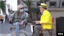 Penulis novel 60 detik saat berbincang dengan warga kota New York (dok: VOA)