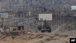 以色列一辆坦克2024年6月9日在加沙中部采取行动。（美联社）