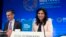 Kepala Ekonom IMF Gita Gopinath (kanan) dan Wakil Direktur Departemen Riset IMF, Gian Maria Milesi-Ferretti dalam konferensi pers di Washington DC, Selasa (9/4).