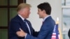 Presiden Donald Trump menyambut Perdana Menteri Kanada Justin Trudeau saat tiba di Gedung Putih, 20 Juni 2019, di Washington. (Foto: AP)