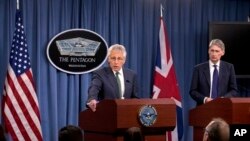 هیگل در کنار وزیر دفاع بریتانیا