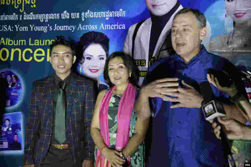 លោក William Heidt ឯកអគ្គរដ្ឋទូតអាមេរិកប្រចាំកម្ពុជា ថ្លែងទៅកាន់អ្នកសារព័ត៌មាន ក្នុងការប្រគំតន្រ្តីប្រកាសអាល់ប៊ុមចម្រៀងថ្មីរបស់លោក យឹង យន ក្នុងខេត្តកំពង់ធំ ដើម្បីកសាងទំនាក់ទំនងល្អរវាងប្រជាជនកម្ពុជា និងប្រជាជនអាមេរិក តាមរយៈតន្រ្តី និងកម្មវិធីវប្បធម៌ នាថ្ងៃទី១៧ ខែមីនា ឆ្នាំ២០១៧។ (ទុំ ម្លិះ/VOA)