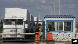 Konvoi truk pertama Rusia terlihat di wilayah inspeksi Rusia di titik kontrol perbatasan dengan Ukraina di Donetsk, Rostov-on-Don, Rusia (21/8/2014). 