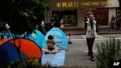 31일 홍콩 몽콕 거리에서 민주화 시위에 참가한 한 여성이 텐트에 앉아있다. 