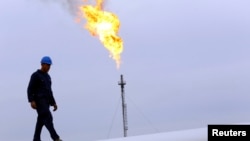 کارگر عراقی در یک میدان نفتی در حومه اربیل، اقلیم کردستان عراق - آرشیو