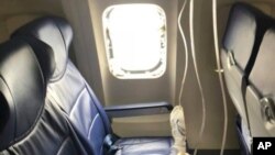 Fotografía del 17 de abril de 2018 facilitada por Marty Martínez, muestra una ventana rota después de que un motor de un avión de Southwest Airlines explotara a 32.000 pies de altitud y los fragmentos metálicos resultantes causaran un orificio en la ventana, por la cual una mujer estuvo a punto de salir expulsada. Marty Martínez vía AP) 