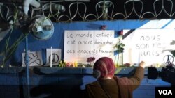 همدردی شهروندان تهرانی با مردم فرانسه با روشن کردن شمع مقابل سفارت این کشور در پاییز سال گذشته