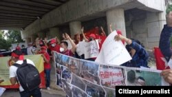 ဖေဖေါ်ဝါရီလ ၃ရက်က မလေးရှားနိုင်ငံမြန်မာသံရုံးရှေ့မှာကန့်ကွက်ဆန္ဒပြကြတဲ့မြန်မာများ
photo- NLD (Organizing Committee International) Malaysia 